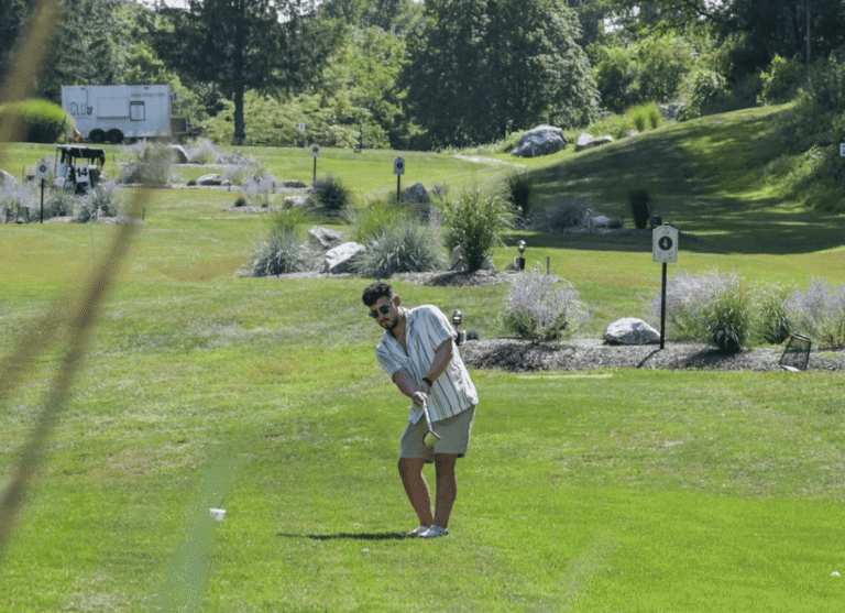 1 Club park golf, man playing it